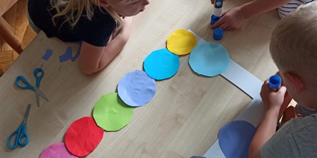 Powiększ grafikę: Dzieci wyklejają kolorowe kółka
