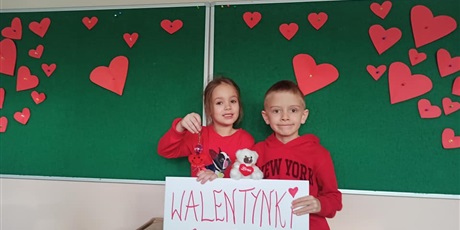Powiększ grafikę: Chopiec z dziewczynka trzymają napis "Walentynki"