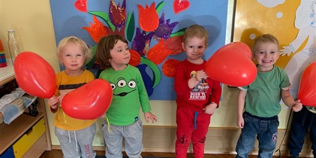 Powiększ grafikę: Czwórka chłopców trzyma balony w kształcie serca