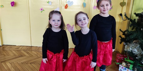Powiększ grafikę: Trzy dziewczynki w czerwonych spódnicach uśmiechają się