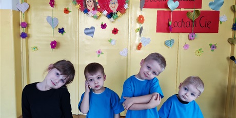 Powiększ grafikę: Trzech chłopców ma niebieskie koszulki. Obok nich stoi dziewczynka. Dzieci uśmiechają się