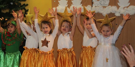 Powiększ grafikę: Pięć dziewczynek ma biało-złote stroje. Przebrane są za gwiazdeczki