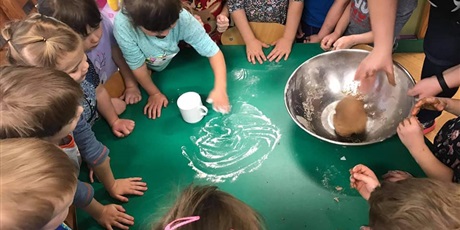 Powiększ grafikę: Dzieci formują ciasto na pierniczki