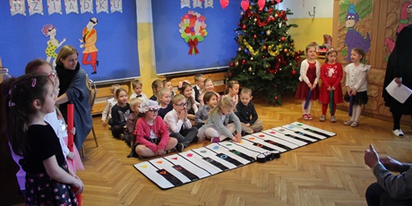 Powiększ grafikę: Dzieci siedza przed materiałowy pianinem
