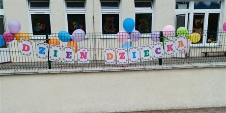 Powiększ grafikę: Na siatce tarasu przyczepione są kolorowe balony oraz napis "Dzień dziecka"