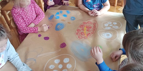 Powiększ grafikę: Dzieci rysują kolorowe kółka na papierze