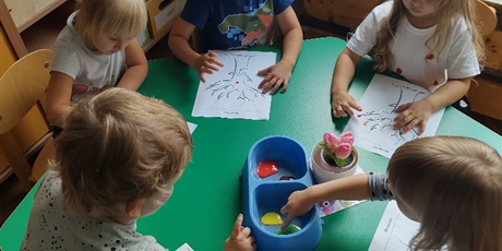 Powiększ grafikę: Dzieci malują drzewka metodą 10palcową farbą