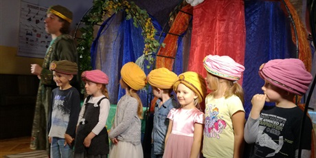 Powiększ grafikę: Grupa dzieci stoi z turbanami na głowie