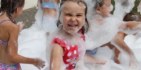 Powiększ grafikę: piana-party-w-przedszkolnym-ogrodzie-671220.jpg