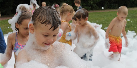 Powiększ grafikę: piana-party-w-przedszkolnym-ogrodzie-671221.jpg