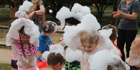 Powiększ grafikę: piana-party-w-przedszkolnym-ogrodzie-671223.jpg