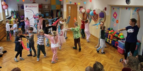 Powiększ grafikę: pokazy-just-dance-693077.jpg