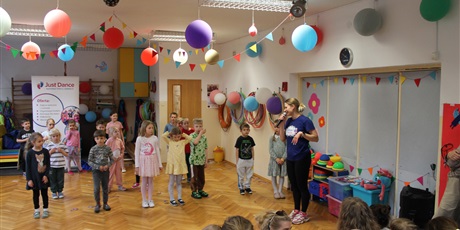 Powiększ grafikę: pokazy-just-dance-693080.jpg