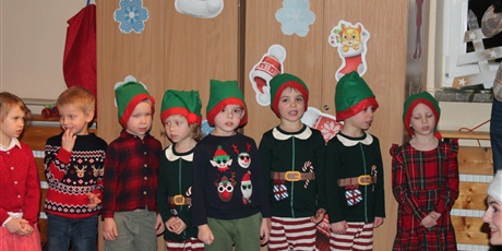 Powiększ grafikę: przedstawienie-swiateczne-grupa-skrzaty-671215.jpg