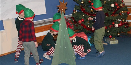 Powiększ grafikę: przedstawienie-swiateczne-grupa-skrzaty-671216.jpg