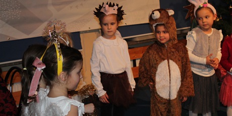 Powiększ grafikę: przedstawienie-swiateczne-grupa-skrzaty-671217.jpg