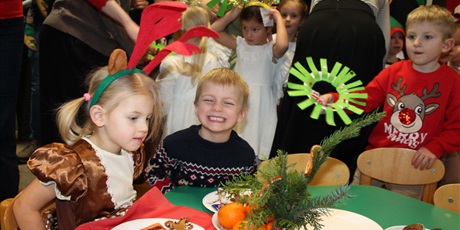 Powiększ grafikę: przedstawienie-swiateczne-grupa-skrzaty-671219.jpg