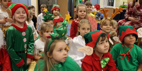 Powiększ grafikę: przedstawienie-swiateczne-grupa-smerfy-671163.jpg