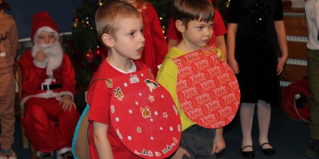 Powiększ grafikę: przedstawienie-swiateczne-grupa-smerfy-671164.jpg