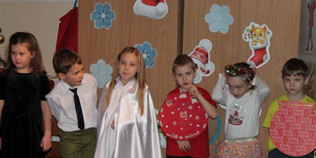 Powiększ grafikę: przedstawienie-swiateczne-grupa-smerfy-671165.jpg