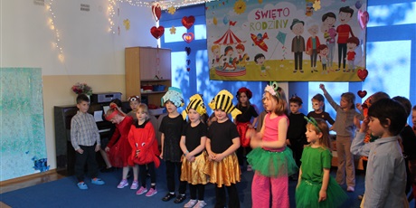 Powiększ grafikę: swieto-mamy-i-taty-w-przedszkolu-617436.jpg
