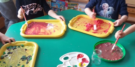 Powiększ grafikę: Dzieci malują śnieg farbami