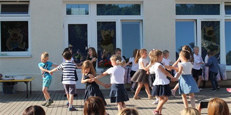 Powiększ grafikę: Grupa dzieci tańczy w parach 