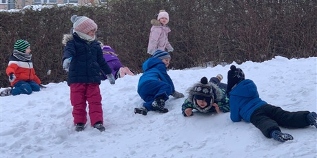 Powiększ grafikę: Dzieci bawią się na śniegu