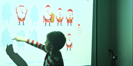 Powiększ grafikę: Chłopiec rozwiązuje zadanie z użyciem tablicy multimedialnej