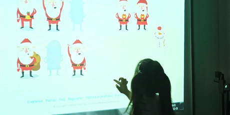 Powiększ grafikę: Dziewczynka rozwiązuje zadanie z użyciem tablicy multimedialnej